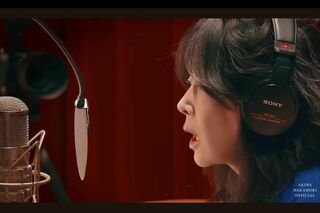 『北ウイング』ではヘッドホンが左右逆になっている中森明菜（公式YouTubeより）