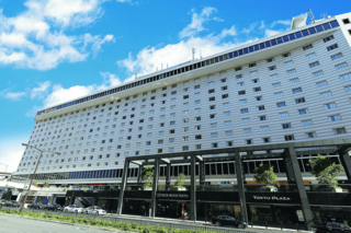 “軍艦パジャマ”と称されたホテルの外観。「ヨット好きの裕次郎さんは船に乗っている気分になられたのでは」（木原さん）