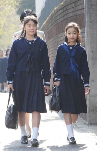 10年前、学習院女子高等科と中等科の入学式に向かわれる眞子さまと佳子さま（'07年4月）
