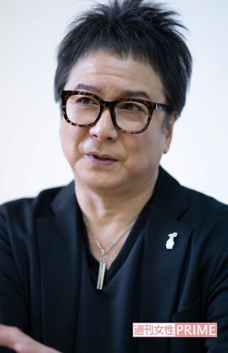 錦織一清。立ち上がったり、身振り手振りを交えながら過去を振り返る錦織。その姿はまさに演出家