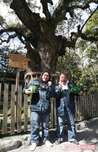 【4】11:45　弘法大師が植えたといわれるパワースポット・大楠の前で記念撮影。番組の成功間違いナシ!?　撮影／斎藤周造