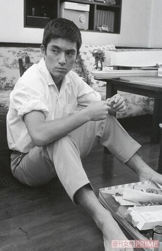 慶應大学を卒業後にデビューした翌年の本誌特写で（'61年）。足元やテーブルにあるのは船の模型で船好きがうかがえる。イケメンでブロマイドが人気に（撮影／本誌写真班）