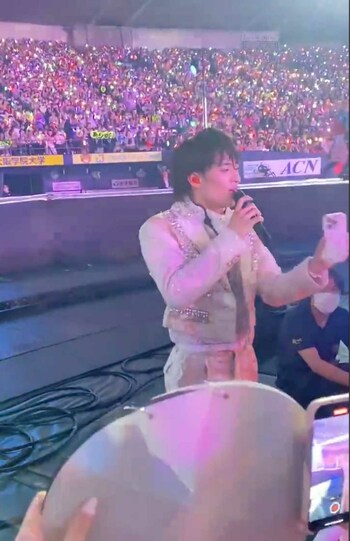 ファンにスマホを返す『美少年』の浮所飛貴（ツイッターより）