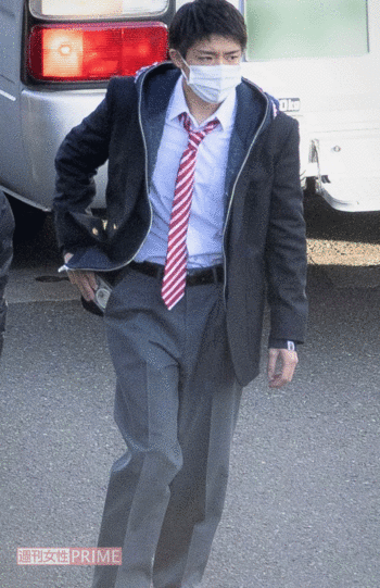 映画『Gメン』の撮影を行っていた岸優太。26歳ながら制服姿でもフレッシュさを感じる