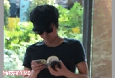 役作りの一環なのか、マンガを熟読する藤原竜也