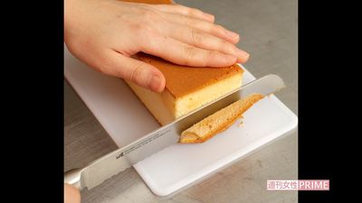 側面を切り落とすことで、カステラっぽい見た目に