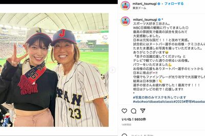 ラーズ・ヌートバー選手の母親・クミコさんとツーショットを撮るテレビ朝日の三谷紬アナウンサー（本人のインスタグラムより）