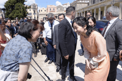 5月30日、ギリシャにて紀子さまのおさがりワンピースを着用される佳子さま（写真/共同通信社）