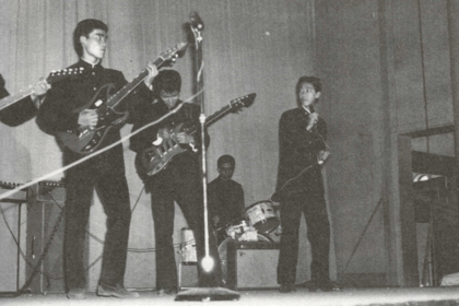 高校の学園祭で歌いまくった高田（右）