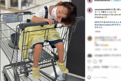 ショッピングカートに乗って眠ってしまったののちゃん（村方乃々佳/ののちゃん公式インスタグラムより）