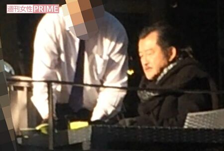 妻と食事を楽しむ吉田鋼太郎