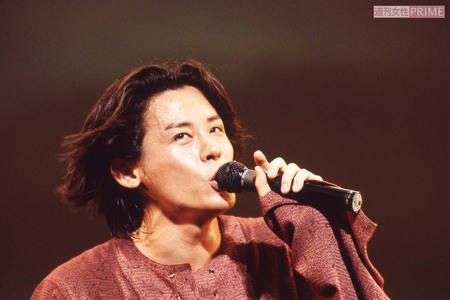 ライブで熱唱する河村隆一（1997年8月27日）