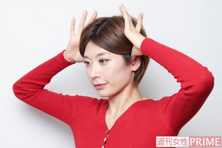 1.　両手の親指を左右の耳の穴におき、手のひらで側頭部を包むようにする