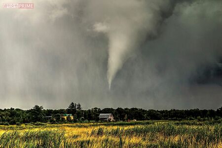 積乱雲の雲の底から垂れ下がるような見た目の“漏斗雲”。地面に達すると竜巻に