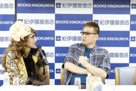 『新宿二丁目』（新潮社）を'19年に発売したときに行われたトークショー。（左）エスムラルダ氏、（右）伏見さん（C）新潮社写真部