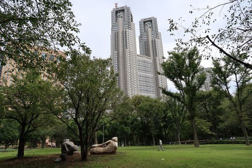 新宿中央公園から都庁を仰ぐ。ホームレスは姿を消した
