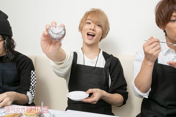 隣でソースの味見をするJunくん（笑）