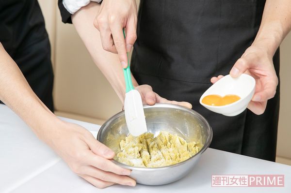 ナイスアシスト！　美しい指先でボールを押さえるのはわちゅ～くん