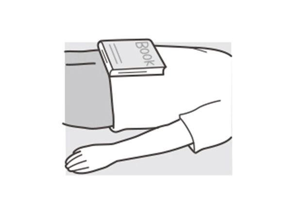 ＜ポイント＞お腹の上に辞書などのおもりを置き、それを浮かすように息を吸ってもよい。（イラスト/わたなべふみ）