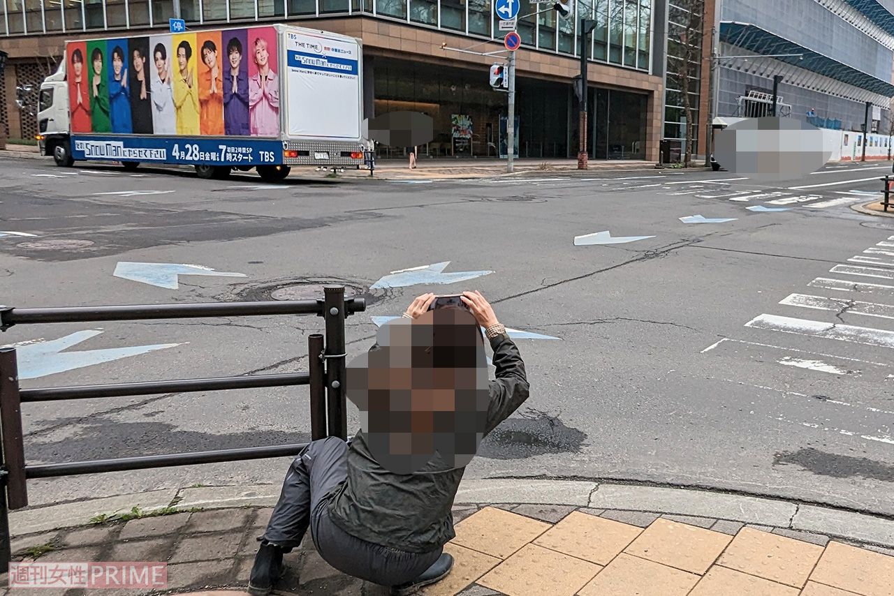 「それスノトラック」を撮影する女性