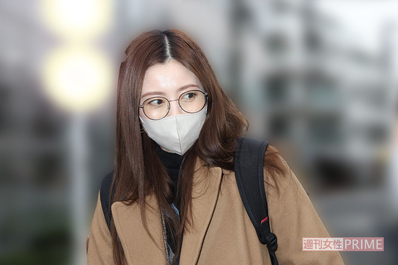 通販サイトの社員になっていたことについて直撃を受ける片瀬那奈（2022年）