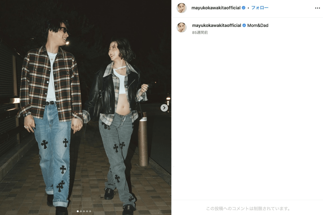 「Mom＆Dad」という投稿と共にアップされた夫とのツーショット（公式インスタグラムより）