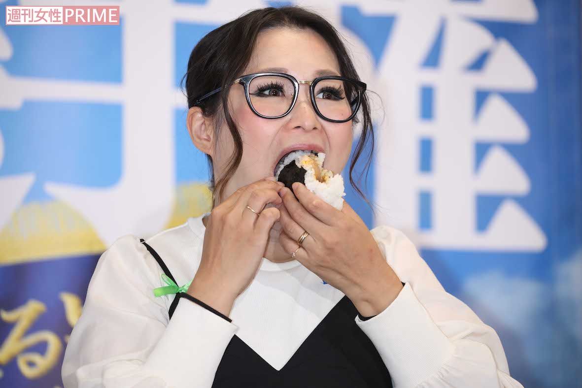 大きく口を開けておにぎりを食べるギャル曽根