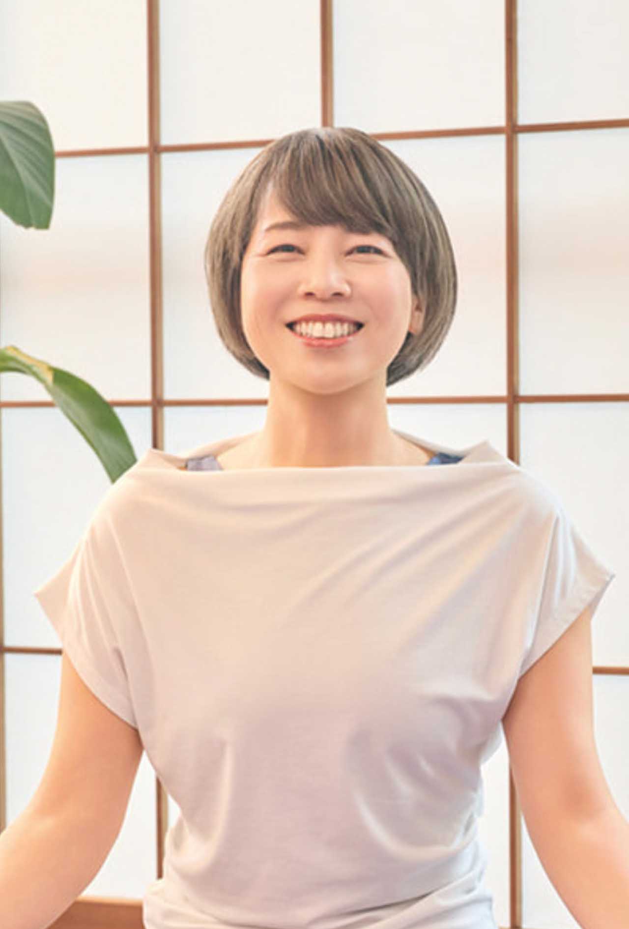 橋本はづきさん／ヨガインストラクター、パーソナルトレーナー、骨盤矯正インストラクター。「AWAKE鎌倉」を主宰。40代のころ、ヨガ、整体、食の知識を組み合わせた独自のメソッドを確立。著書に、『のばしゆらし体操』（主婦の友社）がある。Instagramでのライブ配信を日課とし、フォロワーは11万人超。（2026年6月時点）
