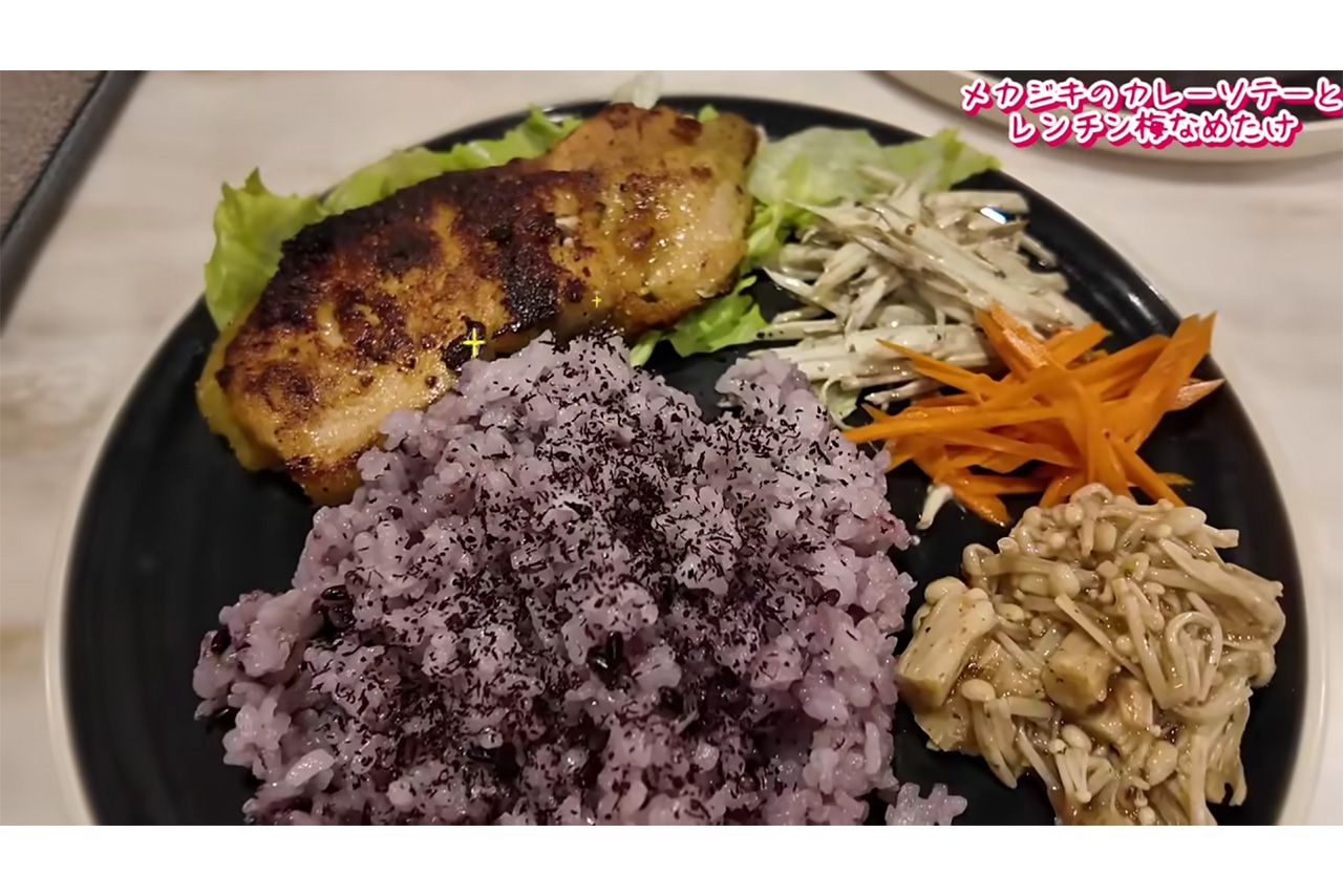 メカジキのカレーソテーとレンチン梅なめたけ（木下優樹菜のYouTubeより）