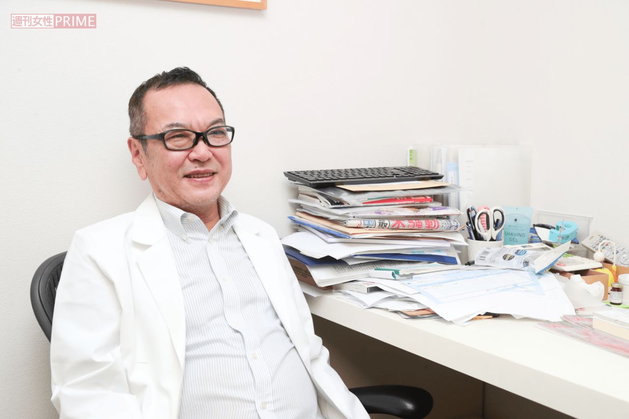 クリニックでの取材時、「尿閉（尿意があるのに排尿できない状態）で入院しててね。前立腺肥大症の手術を控えてるんですよ」と、あっけらかんと語り、医師でありながら患者でもある自分をさらりと開示する姿に場の空気が一気に和らいだ