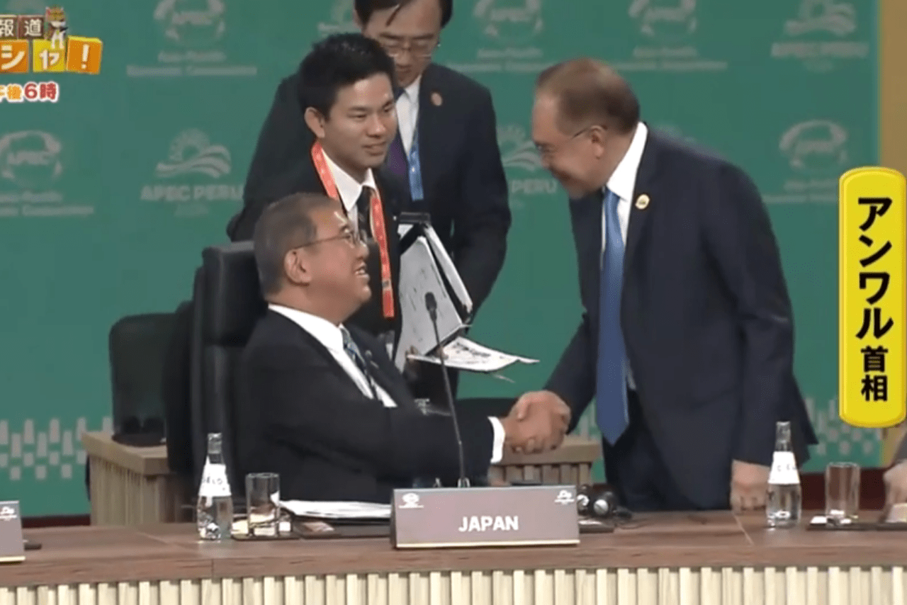 座ったまま各国首脳と握手を交わす石破茂首相（日テレNEWSの公式ホームページより）