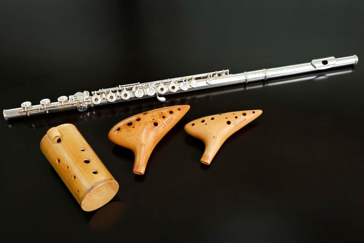 愛用のフルートとオカリナ。筒状のオカリナは旅先のお土産屋さんで見つけたものだとか