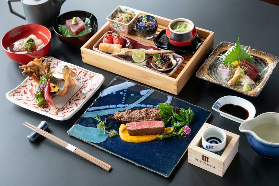 夕食は日本海や宍道湖の魚介、地の野菜などを使用した創作和食会席