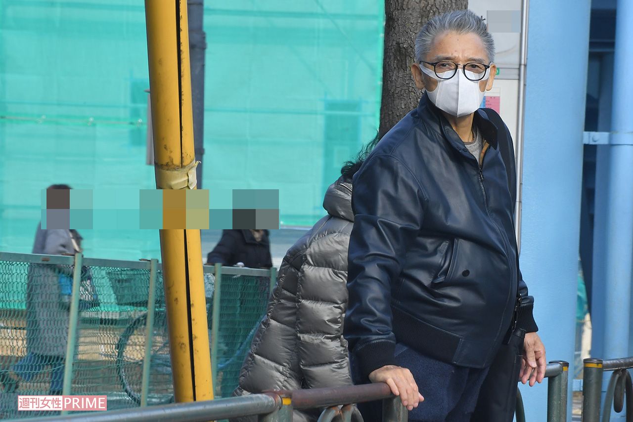 バス停でタクシーをつかまえる萩原健一さん（2019年1月撮影）