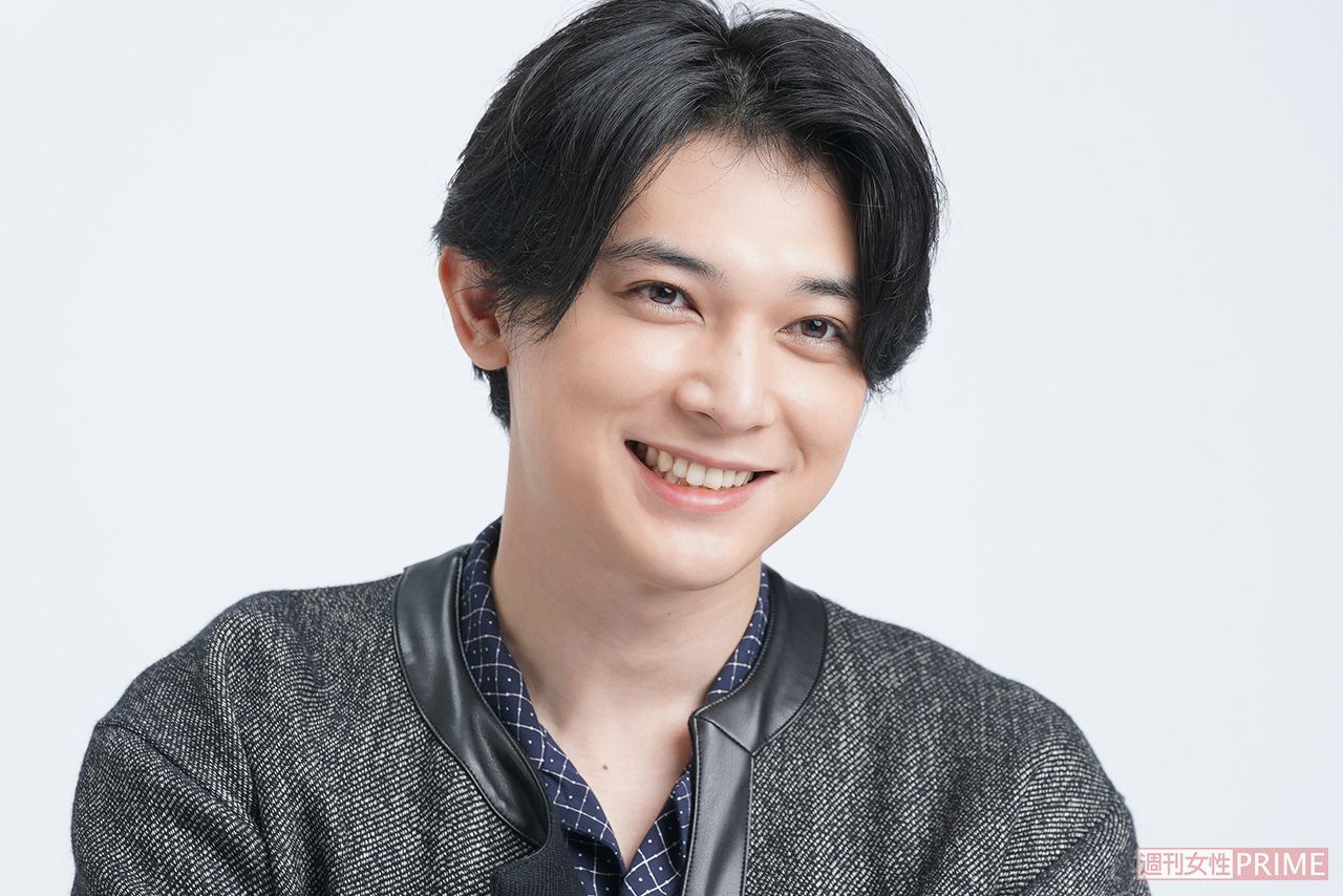 取材中、笑顔を見せる吉沢亮