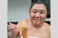 大相撲・元「魁舞翔」、女児にわいせつ画像を送らせた“変態力士”の母親が涙で懺悔