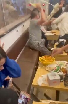 SNSで拡散された、池袋で起きたと思われる“中華料理店”乱闘動画1/3