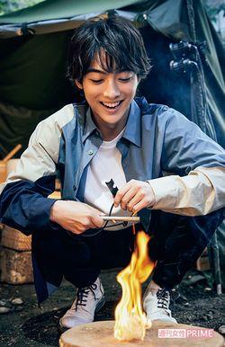 ファイヤースターターで火おこし　撮影／廣瀬靖士