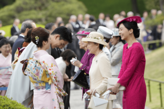 園遊会でりくりゅうペアとの会話を楽しむ佳子さまからは、競技に関する専門的な質問も(2026年4月17日)