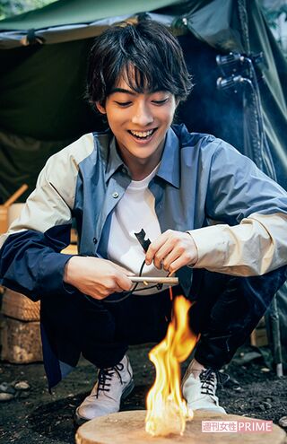 ファイヤースターターで火おこし　撮影／廣瀬靖士