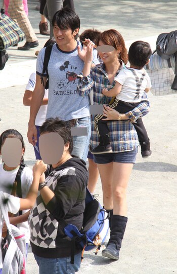 2000年に結婚した妻、息子と歩くMr.Children桜井和寿