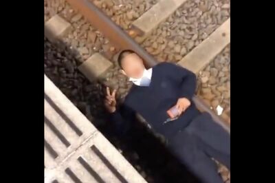 【新たな迷惑行為】線路上に寝転がってピース、悪ふざけするTikTok動画がSNSで拡散・炎上　アカウント削除…
