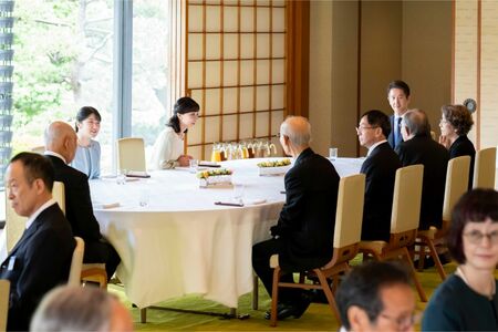 6月24日のお茶会に愛子さまと出席された佳子さま（宮内庁提供写真）