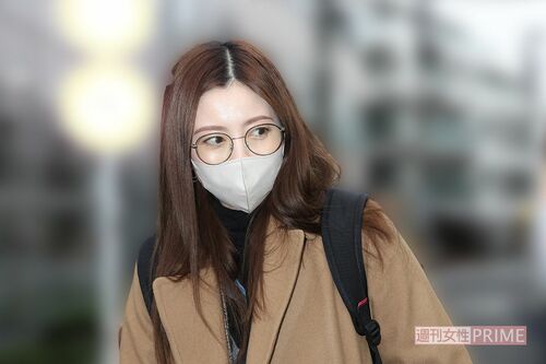 通販サイトの社員になっていたことについて直撃を受ける片瀬那奈（2022年）