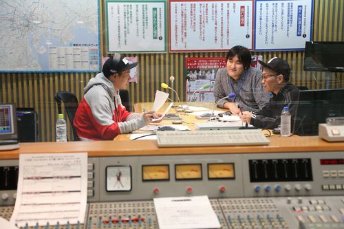 現場ディレクターと打ち合わせしてから番組スタート！　さすが1年8か月パーソナリティーを務めているだけあって、終始リラックスしたムードが漂う。