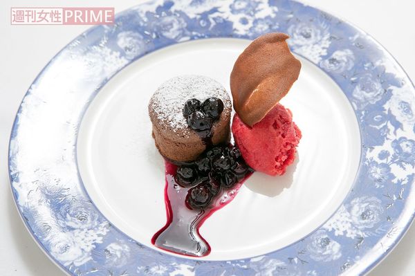 ショコラの中から、熱いチョコがトロ～リ！　甘ずっぱいブルーベリーソースがナイスカップリング!!