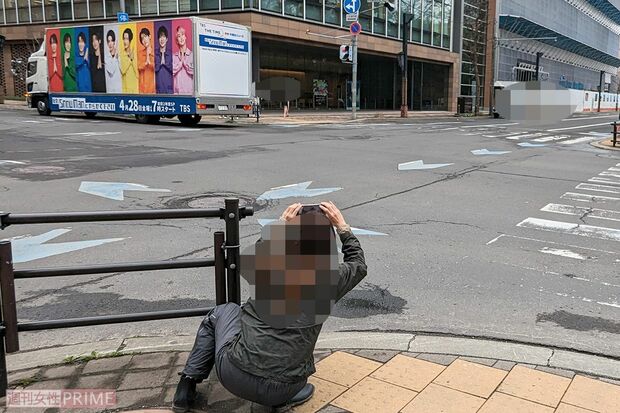 「それスノトラック」を撮影する女性