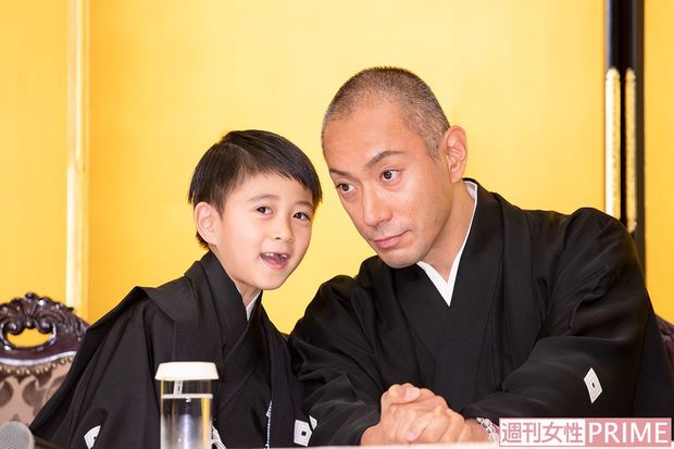会見中に勸玄くんがコソコソと耳打ち。何を話したらいいか相談している？　撮影／本誌写真班