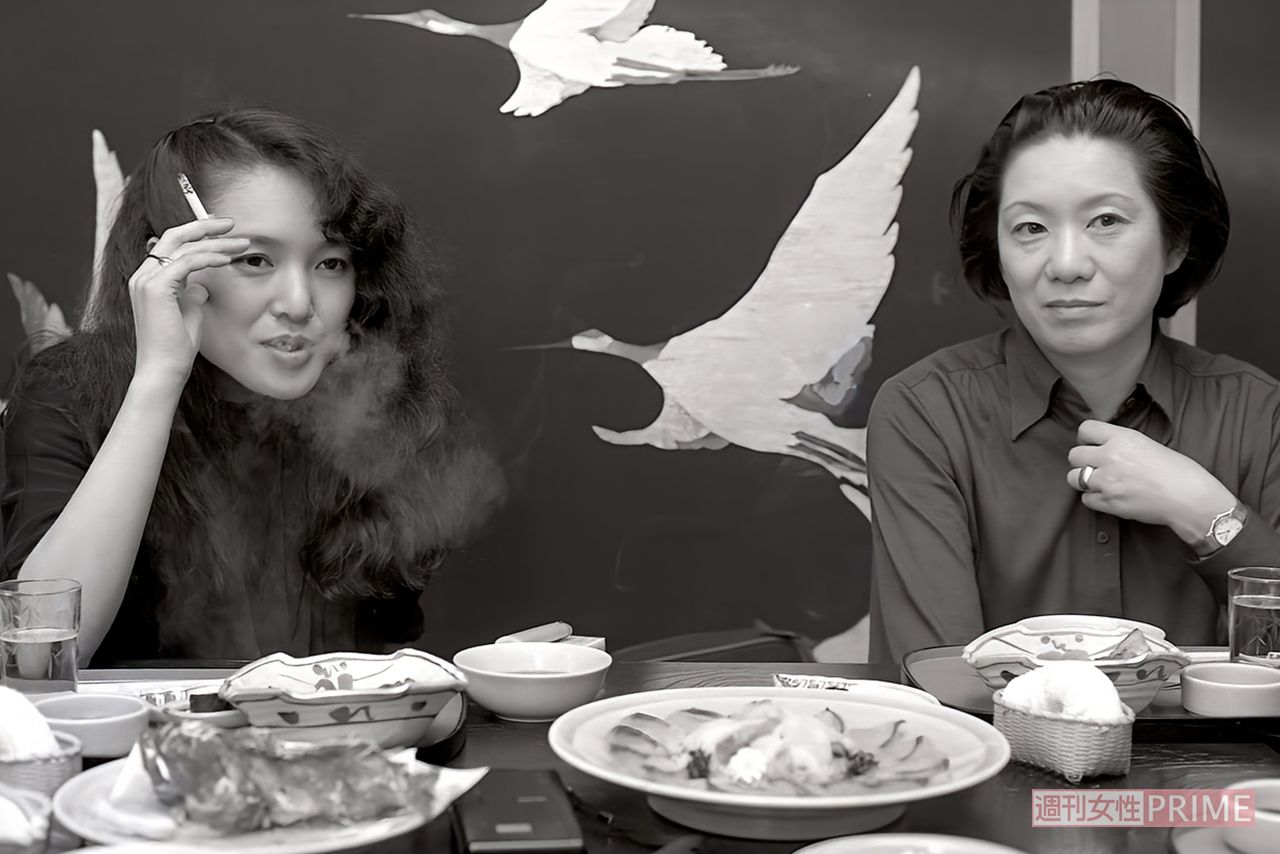 '81年、脚本家の向田邦子さん（右）と対談中にたばこをくゆらす桃井かおり（左）