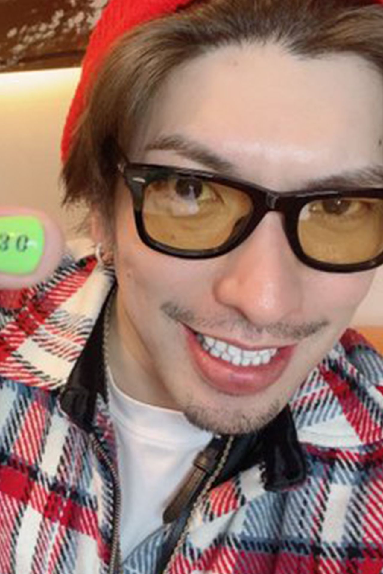 りんたろー。はイエロー、最高顧問（木村）はブルーのレンズでオソロ！　※SNS画像は本人公式SNSより